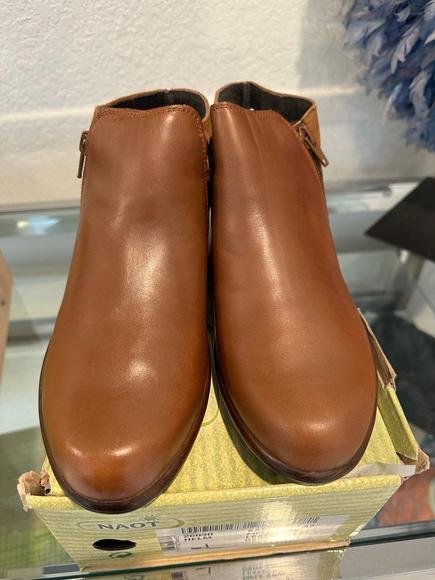 Naot Helm leather ankle boots (maple brown) size 37eu / 6 1/2 us